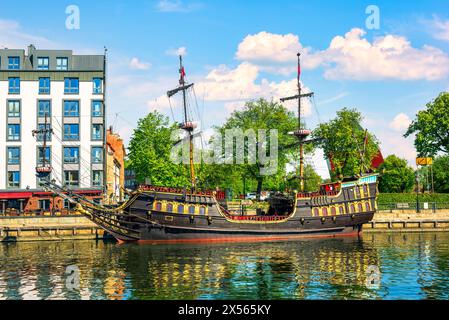 Piratenschiff, hölzernes Touristenboot auf dem Fluss Motlawa in Danzig, Polen Stockfoto