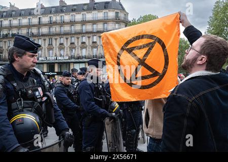 © Olivier Donnars/Le Pictorium/MAXPPP - Paris 04/05/2024 Olivier Donnars/Le Pictorium - 04/05/2024 - France/Ile-de-France/Paris - des militants d'Extinction Rebellion se font arreter par les Forces de l'ordre apres avoir drape la Statue de la Place de la Republique d'une chasuble orange Marquee des Slogans « Agent orange ecocide » et « Stop Chemical Warfare » (« Stop aux armes chimiques ») en soutien a mm Tran to Nga, franco-vietnamienne de 82 ans et aux victimes de l'Agent orange durant la guerre du Vietnam, - Valeurs ACtuelles out, no jdd, jdd out, RUSSIA OUT, NO RUSSIA #norussi Stockfoto