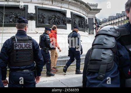 © Olivier Donnars/Le Pictorium/MAXPPP - Paris 04/05/2024 Olivier Donnars/Le Pictorium - 04/05/2024 - France/Ile-de-France/Paris - des militants d'Extinction Rebellion se font arreter par les Forces de l'ordre apres avoir drape la Statue de la Place de la Republique d'une chasuble orange Marquee des Slogans « Agent orange ecocide » et « Stop Chemical Warfare » (« Stop aux armes chimiques ») en soutien a mm Tran to Nga, franco-vietnamienne de 82 ans et aux victimes de l'Agent orange durant la guerre du Vietnam, - Valeurs ACtuelles out, no jdd, jdd out, RUSSIA OUT, NO RUSSIA #norussi Stockfoto