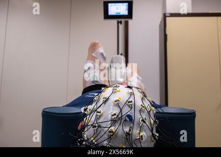 Toulouse, Frankreich. 30. Mai 2023. © Olivier Donnars/Le Pictorium/MAXPPP - Toulouse 30/05/2023 Olivier Donnars/Le Pictorium - 30/05/2023 - France/Toulouse - UN volontaire pratique du velo allonge, barde de capteurs sur les jambes qui mesurent son activite musculaire et d'un casque captant l'activite electrique du cerveau (electrcephalmme). - Valeurs ACtuelles out, no jdd, jdd out, RUSSIA OUT, NO RUSSIA OUT #norussia/30/05/2023 - France/Toulouse - Credit: MAXPPP/Alamy Live News Stockfoto