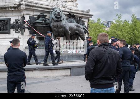 © Olivier Donnars/Le Pictorium/MAXPPP - Paris 04/05/2024 Olivier Donnars/Le Pictorium - 04/05/2024 - France/Ile-de-France/Paris - des militants d'Extinction Rebellion se font arreter par les Forces de l'ordre apres avoir drape la Statue de la Place de la Republique d'une chasuble orange Marquee des Slogans « Agent orange ecocide » et « Stop Chemical Warfare » (« Stop aux armes chimiques ») en soutien a mm Tran to Nga, franco-vietnamienne de 82 ans et aux victimes de l'Agent orange durant la guerre du Vietnam, - Valeurs ACtuelles out, no jdd, jdd out, RUSSIA OUT, NO RUSSIA #norussi Stockfoto