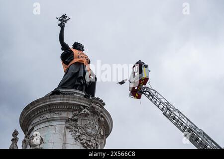 © Olivier Donnars/Le Pictorium/MAXPPP - Paris 04/05/2024 Olivier Donnars/Le Pictorium - 04/05/2024 - France/Ile-de-France/Paris - des pompiers retirent de la Statue de la Place de la Republique une chasuble orange isntallee par des militants d'Extinction Rebellion en soutien a mm Tran to Nga, franco-vietnamienne de 82 ans et aux victimes de l'Agent orange durant la guerre du Vietnam, - Valeurs ACtuelles out, no jdd, jdd out, RUSSIA OUT, NO RUSSIA OUT, NO RUSSIA OUT, NO RUSSIA #norussia/04/05/2024 - France/Ile-de-France (Region)/Paris - Feuerwehrmänner entfernen eine orangene Keule, die von Extinction Reb installiert wurde Stockfoto