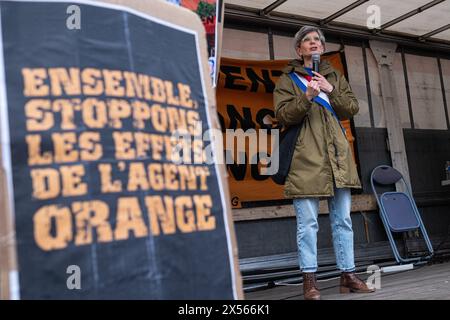 © Olivier Donnars/Le Pictorium/MAXPPP - Paris 04/05/2024 Olivier Donnars/Le Pictorium - 04/05/2024 - France/Ile-de-France/Paris - La Deputee EELV Sandrine Rousseau lors d'un rassemblement de soutien Place de la Republique a mm Tran to Nga, franco-vietnamienne de 82 ans et victime de l'Agent orange, durant la guerre du Vietnam, A trois jours du proces en appel qu'elle a intente contre 14 groupes agrochimiques ayant concu ou commercialize l'Agent orange. - Valeurs ACtuelles out, no jdd, jdd out, RUSSIA OUT, NO RUSSIA #norussia/04/05/2024 - France/Ile-de-France (Region)/Paris Stockfoto