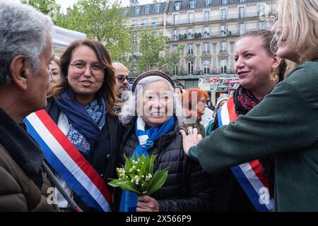 © Olivier Donnars/Le Pictorium/MAXPPP - Paris 04/05/2024 Olivier Donnars/Le Pictorium - 04/05/2024 - France/Ile-de-France/Paris - mm Tran nach Nga (Zentrum), franco-vietnamienne de 82 ans et victime de l'Agent orange durant la guerre du Vietnam, lors d'un rassemblement en son soutien Place de la Republique, A trois jours du proces en appel qu'elle a intente contre 14 groupes agrochimiques ayant concu ou commercialize l'Agent orange. - Valeurs ACtuelles out, no jdd, jdd out, RUSSIA OUT, NO RUSSIA OUT #norussia/04/05/2024 - France/Ile-de-France (Region)/Paris - Unterstützungskundgebung bei PL Stockfoto