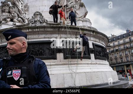 © Olivier Donnars/Le Pictorium/MAXPPP - Paris 04/05/2024 Olivier Donnars/Le Pictorium - 04/05/2024 - France/Ile-de-France/Paris - des militants d'Extinction Rebellion se font arreter par les Forces de l'ordre apres avoir drape la Statue de la Place de la Republique d'une chasuble orange Marquee des Slogans « Agent orange ecocide » et « Stop Chemical Warfare » (« Stop aux armes chimiques ») en soutien a mm Tran to Nga, franco-vietnamienne de 82 ans et aux victimes de l'Agent orange durant la guerre du Vietnam, - Valeurs ACtuelles out, no jdd, jdd out, RUSSIA OUT, NO RUSSIA #norussi Stockfoto