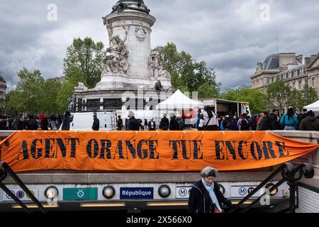 © Olivier Donnars/Le Pictorium/MAXPPP - Paris 04/05/2024 Olivier Donnars/Le Pictorium - 04/05/2024 - France/Ile-de-France/Paris - Rassemblement de soutien Place de la Republique a mm Tran to Nga, franco-vietnamienne de 82 ans et victime de l'Agent orange, durant la guerre du Vietnam, A trois jours du proces en appel qu'elle a intente contre 14 groupes agrochimiques ayant concu ou commercialize l'Agent orange. - Valeurs ACtuelles out, no jdd, jdd out, RUSSIA OUT, NO RUSSIA OUT #norussia/04/05/2024 - France/Ile-de-France (Region)/Paris - Unterstützungskundgebung am Place de la Republique Stockfoto