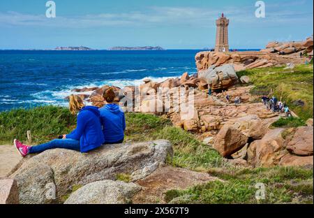 Das ruz Leuchtturm, riesigen Felsen an der Côte de Granit Rose, rosa Granit Küste, Ploumanac'h, Perros-Guirec, Bretagne, Bretagne, Frankreich. Stockfoto