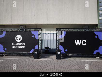 Hamburg, Deutschland. Mai 2024. Schilder für die Toiletten mit der Aufschrift „All Gender Toiletten“ sind auf der OMR Digital and Marketing Messe zu sehen. Quelle: Christian Charisius/dpa/Alamy Live News Stockfoto