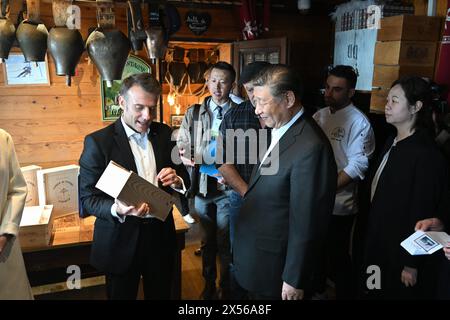 © PHOTOPQR/LA DEPECHE DU MIDI/LAURENT DARD ; CAMPAN ; 07/05/2024 ; DDM LAURENT DARD EMMANUEL MACRON PRÄSIDENT DE LA REPUBLIQUE ET XI JINPING PRÄSIDENT DE LA CHINE EN VISITE DANS LES HAUTES PYRENEES AU SOMMET DU COL DU TOURMALET REPAS AU RESTAURANT L ETAPE DU BERGER CHEZ ERIC ABADIE - AM 6. UND 7. MAI, der chinesische Präsident Xi Jinping wird Frankreich besuchen, um 60 Jahre diplomatischer Beziehungen zwischen den beiden Ländern zu feiern. Neben Paris wird neben Emmanuel Macron auch der starke Mann aus Peking in der Hautes-Pyrénées erwartet, einer Abteilung, die dem französischen Präsidenten sehr am Herzen liegt. Stockfoto