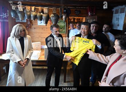 © PHOTOPQR/LA DEPECHE DU MIDI/LAURENT DARD ; CAMPAN ; 07/05/2024 ; DDM LAURENT DARD EMMANUEL MACRON PRÄSIDENT DE LA REPUBLIQUE ET XI JINPING PRÄSIDENT DE LA CHINE EN VISITE DANS LES HAUTES PYRENEES AU SOMMET DU COL DU TOURMALET REPAS AU RESTAURANT L ETAPE DU BERGER CHEZ ERIC ABADIE - AM 6. UND 7. MAI, der chinesische Präsident Xi Jinping wird Frankreich besuchen, um 60 Jahre diplomatischer Beziehungen zwischen den beiden Ländern zu feiern. Neben Paris wird neben Emmanuel Macron auch der starke Mann aus Peking in der Hautes-Pyrénées erwartet, einer Abteilung, die dem französischen Präsidenten sehr am Herzen liegt. Stockfoto