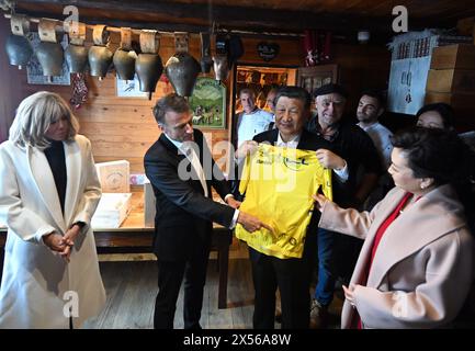 © PHOTOPQR/LA DEPECHE DU MIDI/LAURENT DARD ; CAMPAN ; 07/05/2024 ; DDM LAURENT DARD EMMANUEL MACRON PRÄSIDENT DE LA REPUBLIQUE ET XI JINPING PRÄSIDENT DE LA CHINE EN VISITE DANS LES HAUTES PYRENEES AU SOMMET DU COL DU TOURMALET REPAS AU RESTAURANT L ETAPE DU BERGER CHEZ ERIC ABADIE - AM 6. UND 7. MAI, der chinesische Präsident Xi Jinping wird Frankreich besuchen, um 60 Jahre diplomatischer Beziehungen zwischen den beiden Ländern zu feiern. Neben Paris wird neben Emmanuel Macron auch der starke Mann aus Peking in der Hautes-Pyrénées erwartet, einer Abteilung, die dem französischen Präsidenten sehr am Herzen liegt. Stockfoto