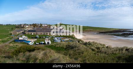 Panoramablick auf das Dorf und den Strand in Low-Newton-by-the-Sea an der Küste von Northumberland Stockfoto