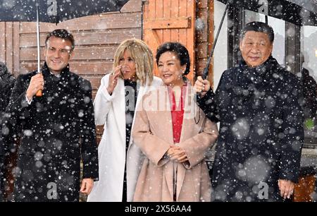 © PHOTOPQR/LA DEPECHE DU MIDI/LAURENT DARD ; CAMPAN ; 07/05/2024 ; DDM LAURENT DARD EMMANUEL MACRON PRÄSIDENT DE LA REPUBLIQUE ET XI JINPING PRÄSIDENT DE LA CHINE EN VISITE DANS LES HAUTES PYRENEES AU SOMMET DU COL DU TOURMALET REPAS AU RESTAURANT L ETAPE DU BERGER CHEZ ERIC ABADIE - AM 6. UND 7. MAI, der chinesische Präsident Xi Jinping wird Frankreich besuchen, um 60 Jahre diplomatischer Beziehungen zwischen den beiden Ländern zu feiern. Neben Paris wird neben Emmanuel Macron auch der starke Mann aus Peking in der Hautes-Pyrénées erwartet, einer Abteilung, die dem französischen Präsidenten sehr am Herzen liegt. Stockfoto