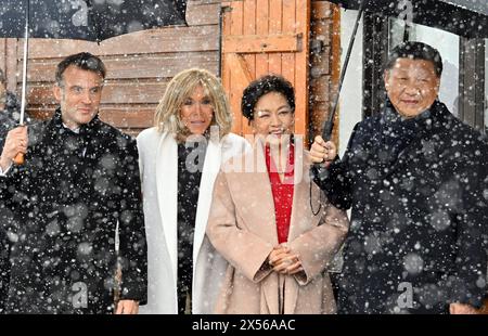 © PHOTOPQR/LA DEPECHE DU MIDI/LAURENT DARD ; CAMPAN ; 07/05/2024 ; DDM LAURENT DARD EMMANUEL MACRON PRÄSIDENT DE LA REPUBLIQUE ET XI JINPING PRÄSIDENT DE LA CHINE EN VISITE DANS LES HAUTES PYRENEES AU SOMMET DU COL DU TOURMALET REPAS AU RESTAURANT L ETAPE DU BERGER CHEZ ERIC ABADIE - AM 6. UND 7. MAI, der chinesische Präsident Xi Jinping wird Frankreich besuchen, um 60 Jahre diplomatischer Beziehungen zwischen den beiden Ländern zu feiern. Neben Paris wird neben Emmanuel Macron auch der starke Mann aus Peking in der Hautes-Pyrénées erwartet, einer Abteilung, die dem französischen Präsidenten sehr am Herzen liegt. Stockfoto