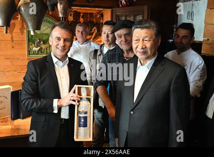 © PHOTOPQR/LA DEPECHE DU MIDI/LAURENT DARD ; CAMPAN ; 07/05/2024 ; DDM LAURENT DARD EMMANUEL MACRON PRÄSIDENT DE LA REPUBLIQUE ET XI JINPING PRÄSIDENT DE LA CHINE EN VISITE DANS LES HAUTES PYRENEES AU SOMMET DU COL DU TOURMALET REPAS AU RESTAURANT L ETAPE DU BERGER CHEZ ERIC ABADIE - AM 6. UND 7. MAI, der chinesische Präsident Xi Jinping wird Frankreich besuchen, um 60 Jahre diplomatischer Beziehungen zwischen den beiden Ländern zu feiern. Neben Paris wird neben Emmanuel Macron auch der starke Mann aus Peking in der Hautes-Pyrénées erwartet, einer Abteilung, die dem französischen Präsidenten sehr am Herzen liegt. Stockfoto