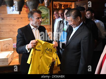 © PHOTOPQR/LA DEPECHE DU MIDI/LAURENT DARD ; CAMPAN ; 07/05/2024 ; DDM LAURENT DARD EMMANUEL MACRON PRÄSIDENT DE LA REPUBLIQUE ET XI JINPING PRÄSIDENT DE LA CHINE EN VISITE DANS LES HAUTES PYRENEES AU SOMMET DU COL DU TOURMALET REPAS AU RESTAURANT L ETAPE DU BERGER CHEZ ERIC ABADIE - AM 6. UND 7. MAI, der chinesische Präsident Xi Jinping wird Frankreich besuchen, um 60 Jahre diplomatischer Beziehungen zwischen den beiden Ländern zu feiern. Neben Paris wird neben Emmanuel Macron auch der starke Mann aus Peking in der Hautes-Pyrénées erwartet, einer Abteilung, die dem französischen Präsidenten sehr am Herzen liegt. Stockfoto