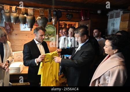 © PHOTOPQR/LA DEPECHE DU MIDI/LAURENT DARD ; CAMPAN ; 07/05/2024 ; DDM LAURENT DARD EMMANUEL MACRON PRÄSIDENT DE LA REPUBLIQUE ET XI JINPING PRÄSIDENT DE LA CHINE EN VISITE DANS LES HAUTES PYRENEES AU SOMMET DU COL DU TOURMALET REPAS AU RESTAURANT L ETAPE DU BERGER CHEZ ERIC ABADIE - AM 6. UND 7. MAI, der chinesische Präsident Xi Jinping wird Frankreich besuchen, um 60 Jahre diplomatischer Beziehungen zwischen den beiden Ländern zu feiern. Neben Paris wird neben Emmanuel Macron auch der starke Mann aus Peking in der Hautes-Pyrénées erwartet, einer Abteilung, die dem französischen Präsidenten sehr am Herzen liegt. Stockfoto
