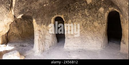 Wunderschöne Höhlen im Berg in der Nähe des Dorfes Sundu. Shemakha. Aserbaidschan. Stockfoto