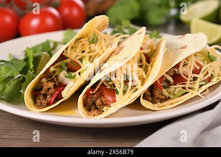 Taco mit Hackfleisch und Avocado, Kohl und Käse. Mexikanische Küche. Stockfoto