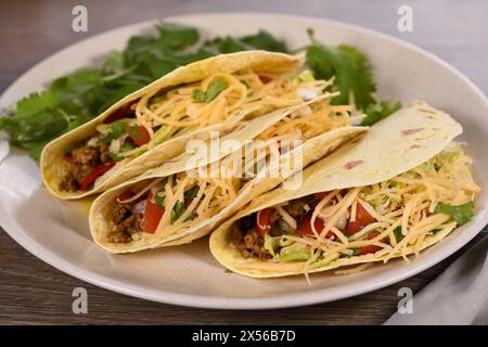 Taco mit Hackfleisch und Avocado, Kohl und Käse. Mexikanische Küche. Stockfoto