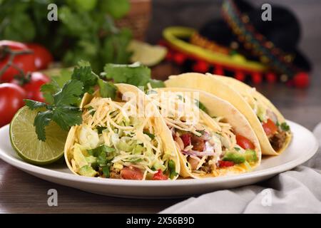 Taco mit Hackfleisch und Avocado, Kohl und Käse. Mexikanische Küche. Nahaufnahme. Stockfoto