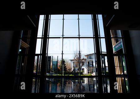 Großes Foyer mit beeindruckendem Glaseingangsdesign Stockfoto