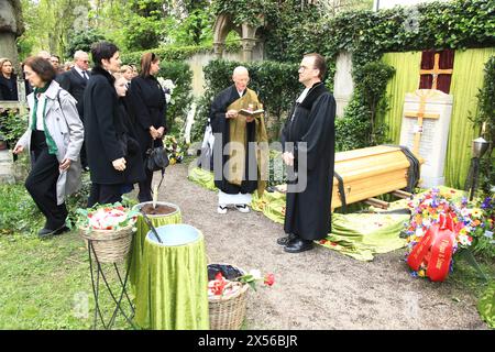 Susanne Kellermann, Filippa Wepper und Sophie Wepper bei der Beisetzung von Fritz Wepper im Familiengrab der Familie Wepper auf dem Friedhof Neuhausen Stockfoto