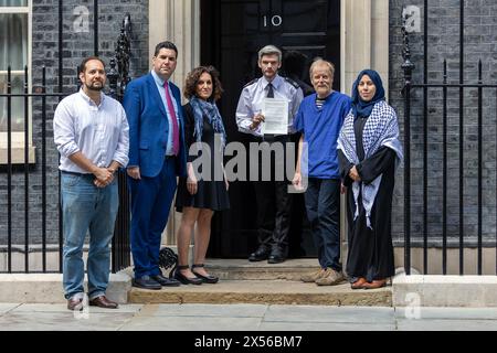 Dienstag, den 7. Mai 2024, überreichten Kindergesundheitsexperten, die Teil von Gesundheitspersonal 4 Palestine sind, einen Brief an Premierminister Rishi Sunak. Die Ärzte übermittelten einen Brief, in dem sie erklärten, dass sie tief besorgt über die verheerenden Auswirkungen sind, die der anhaltende Konflikt in Gaza auf unschuldige Kinder hat. Sie schufen einen offenen Brief unter den führenden Kinderärzten Großbritanniens, um die britische Regierung zu drängen, eine mutige und entschlossene Haltung gegen die Lieferung von Waffen an Israel einzunehmen. Dieser offene Brief hat mehr als 250 Unterschriften in etwas mehr als einer Woche Umlauf gesichert. Stockfoto