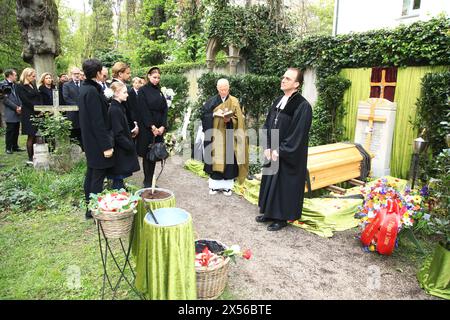 Susanne Kellermann, Filippa Wepper und Sophie Wepper bei der Beisetzung von Fritz Wepper im Familiengrab der Familie Wepper auf dem Friedhof Neuhausen Stockfoto