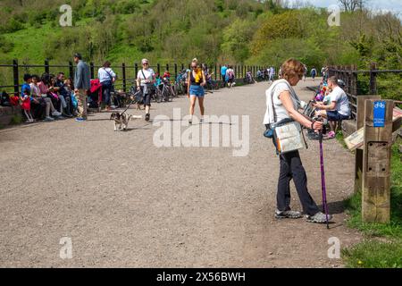 Menschen, die die Frühlingssonne genießen, wandern auf dem Monsal Trail über das Grabsteinviadukt am Monsal Head, wo er den Fluss Wye überquert Stockfoto