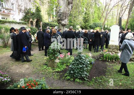 Susanne Kellermann, Filippa Wepper und Sophie Wepper bei der Beisetzung von Fritz Wepper im Familiengrab der Familie Wepper auf dem Friedhof Neuhausen Stockfoto