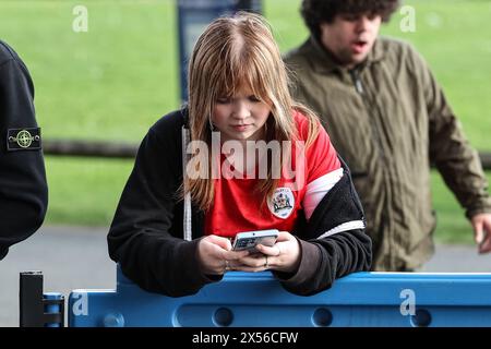 Bolton, Großbritannien. Mai 2024. Barnsley-Fans kommen während der Play-offs der Sky Bet League 1 am 7. Mai 2024 im Toughsheet Community Stadium, Bolton, Vereinigtes Königreich (Foto: Mark Cosgrove/News Images) in Bolton, Vereinigtes Königreich, am 7. Mai 2024. (Foto: Mark Cosgrove/News Images/SIPA USA) Credit: SIPA USA/Alamy Live News Stockfoto