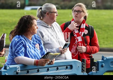 Bolton, Großbritannien. Mai 2024. Barnsley-Fans kommen während der Play-offs der Sky Bet League 1 am 7. Mai 2024 im Toughsheet Community Stadium, Bolton, Vereinigtes Königreich (Foto: Mark Cosgrove/News Images) in Bolton, Vereinigtes Königreich, am 7. Mai 2024. (Foto: Mark Cosgrove/News Images/SIPA USA) Credit: SIPA USA/Alamy Live News Stockfoto