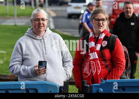 Bolton, Großbritannien. Mai 2024. Barnsley-Fans kommen während der Play-offs der Sky Bet League 1 am 7. Mai 2024 im Toughsheet Community Stadium, Bolton, Vereinigtes Königreich (Foto: Mark Cosgrove/News Images) in Bolton, Vereinigtes Königreich, am 7. Mai 2024. (Foto: Mark Cosgrove/News Images/SIPA USA) Credit: SIPA USA/Alamy Live News Stockfoto