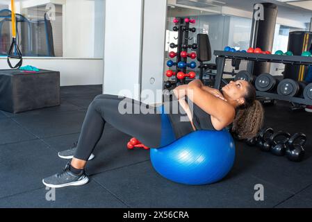 Sportliche Frau mit Multistation im Fitnessstudio. Fitness-Training im Fitnessstudio Stockfoto