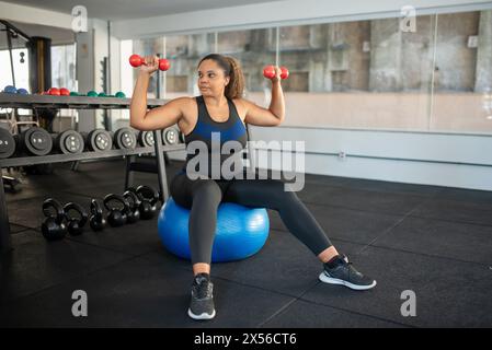 Sportliche Frau mit Multistation im Fitnessstudio. Fitness-Training im Fitnessstudio Stockfoto