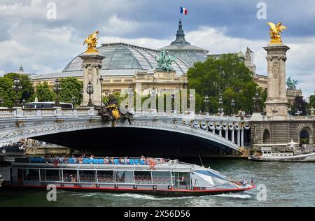 Pont Alexandre III, touristische Boot, Seine, Grand Palais, Paris, Frankreich Stockfoto