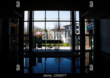 Großes Foyer mit beeindruckendem Glaseingangsdesign Stockfoto