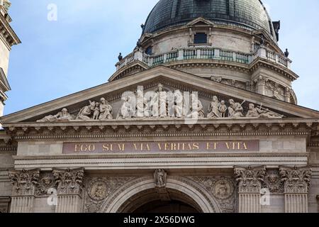 Stephansdom, ein berühmter römisch-katholischer Tempel im neoklassizistischen Stil in Budapest. In der lateinischen Schrift steht: Ich bin der Weg, die Wahrheit und das Leben Stockfoto