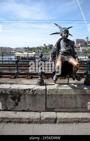 Kleine Prinzessin Statue oder Kiskiralylany, eine 50 cm große Skulptur auf dem Geländer der Donaupromenade in Budapest, Ungarn, Europa. Stockfoto