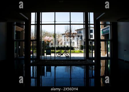 Großes Foyer mit beeindruckendem Glaseingangsdesign Stockfoto