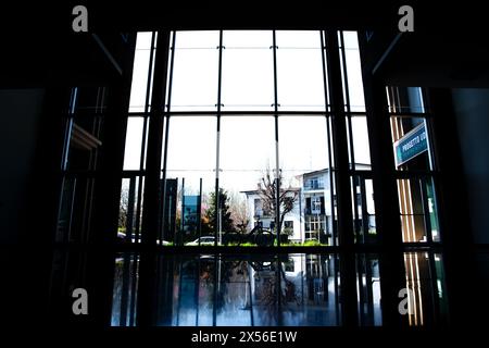 Großes Foyer mit beeindruckendem Glaseingangsdesign Stockfoto