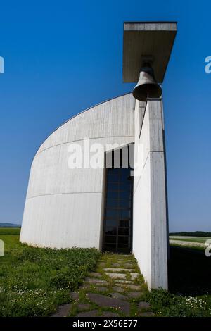 Malerische Landschaft mit moderner Kirche Stockfoto