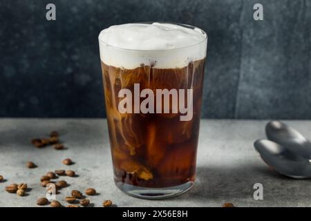 Erfrischender Cold Foam Cold Brew Coffee mit Eis Stockfoto