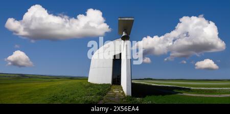 Malerische Landschaft mit moderner Kirche Stockfoto