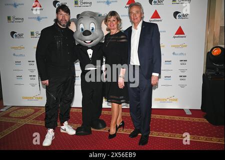 Rost, Deutschland. Mai 2024. Rust, Deutschland - 06. Mai 2024: 50.000 Euro für „Saving an Angel“ anlässlich des Jubiläums des Europa-Park Eagles Charity Golf Cup mit Rea Garvey (Foto: Mediensegel/SIPA USA) Credit: SIPA USA/Alamy Live News Stockfoto