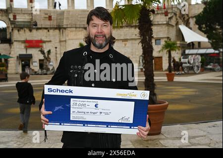 Rost, Deutschland. Mai 2024. Rust, Deutschland - 06. Mai 2024: 50.000 Euro für „Saving an Angel“ anlässlich des Jubiläums des Europa-Park Eagles Charity Golf Cup mit Rea Garvey (Foto: Mediensegel/SIPA USA) Credit: SIPA USA/Alamy Live News Stockfoto