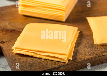 Gelber Cheddar American Cheese Singles in a Stack Stockfoto