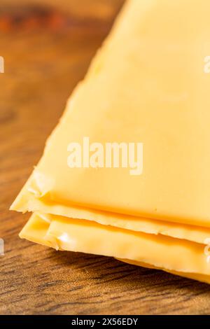 Gelber Cheddar American Cheese Singles in a Stack Stockfoto