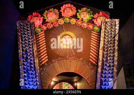 Howrah, West Bengal, Indien - 3. Oktober 2022 : Devotees besuchen schön dekorierten Durga Puja Pandal. Durga Puja ist das größte Festival des Hinduismus. Stockfoto